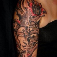 Tatuaje en el brazo, mascára de demonio y cráneo, estilo asiático