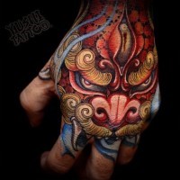Tatuaje en la mano, 
tigre fantástico maravilloso de varios colores