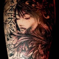 stile asiatico originale dipinto nero e bianco geisha con lettere e fiori tatuaggio su gamba