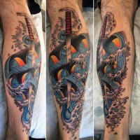 Tatuaje en la pierna, espada afilada preciosa en olas, estilo asiático
