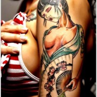 stile asiatico dipinto bellissima geisha seducente tatuaggio su braccio
