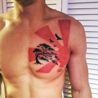 Tatuaje en el pecho,  sol estilizada con rayo rojos y árbol negro con aves