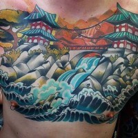 Tatuaje colorido en el pecho, 
cascada maravillosa y casas chinas