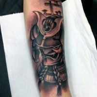 Tatuaje en el antebrazo, guerrero samurái espantoso, estilo asiático