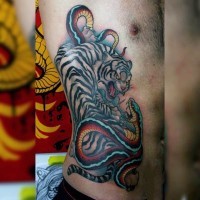 Tatuaje en el costado, 
tigre blanco con serpiente multicolor