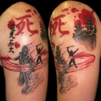 Asiatischer farbiger blutiger Kampf Tattoo an der Schulter mit Schriftzug und Haus