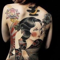 Tatuaje en la espalda,
geisha japonesa linda con flores, estilo asiático magnífico