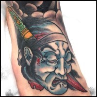Asiatisches traditionelles farbiges Fuß Tattoo von abgetrenntem Kopf des Mannes mit Messer