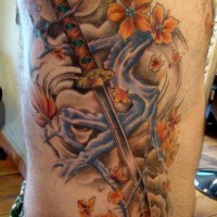 Asiatisches traditionelles buntes Seite Tattoo mit Samurais Schwert und Blumen