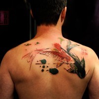 Asiatisches traditionelles mehrfarbiges Tattoo am oberen Rücken mit schwimmenden Karpfen Fischen
