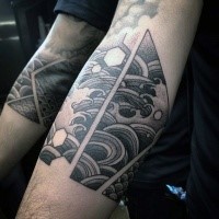 Tatuaje de brazo estilo asiático tradicional de ondas combinadas con figuras geométricas