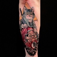 Tatuagem de braço colorido estilo tradicional asiática de gato samurai com boneca e triângulo