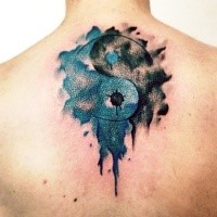 Asiatischer traditioneller Stil Aquarell Yin-Yang Symbol Tattoo am Rücken
