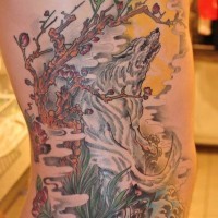 Tatuaje en el costado,  lobo con rama en flores y olas preciosas, estilo asiático