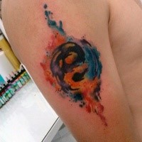 Asiatisches Yin Yang spezielles Symbol Schulter farbiges Tattoo im Aquarell Stil
