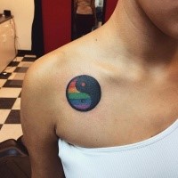 Asiatisches Yin Yang spezielles Symbol mit Regenbogen farbiges Teil Schulter Tattoo