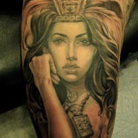 Tatuaje de mujer hermosa azteca  en el brazo