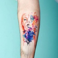 Tatuaje en el antebrazo,
 cara de mujer linda con flores abstractas