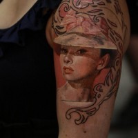 Tatuaje en el brazo,
Audrey Hepburn hermosa en sombrero elegante