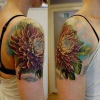 Herbst farbiges Dahlie 3D realistisches Tattoo an der Schulter des Mädchens