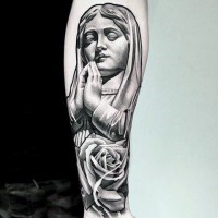 Tatuaje en el antebrazo, estatua religiosa que ora