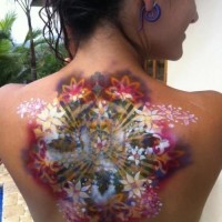 Atemberaubende 3D leuchtende Blumen Tattoo am  oberen Rücken