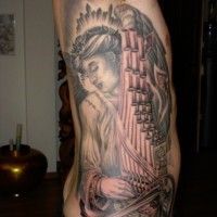 Tatuaje en las costillas,
ángel suave toca el órgano