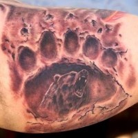 Tatuaje en el hombro,
oso en pista de oso