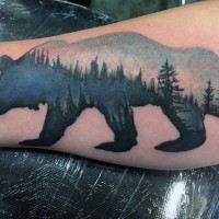 Tatuaje en la pierna, oso con paisaje, idea interesante