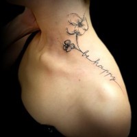 Tatuaje en el hombro, flor grácil y sé feliz
