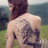 eccezionale bellissima donna albero tatuaggio sulla schiena