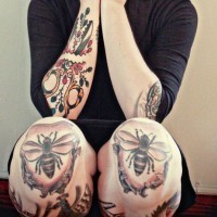 Tatuaggio colorato sulle ginocchia le api & i disegni