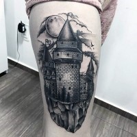 Fantastische große schwarze und weiße mittelalterliche Burg Tattoo am Oberschenkel