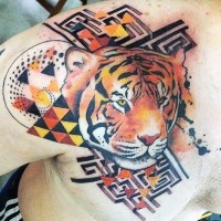 Tatuaje en el pecho, tigre con triángulos y laberinto