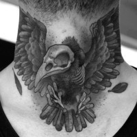 Toller Vogel-Schädel Tattoo am Hals