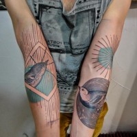 Tolle Vögel und geometrische Figuren Tattoo an ganzen Arme