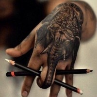Tatuaje  de elefante gris en la mano