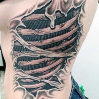 Fantastische schwarze und weiße gebrochene Knochen Tattoo am Rücken