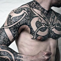Tatuaje en el pecho y brazos,  ornamento masivo excelente, tinta negra