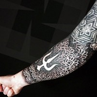 Tatuaje en el brazo,
ornamento impresionante detallado