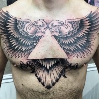 Tatuaje en el pecho,  águila bicéfala misteriosa con triángulo