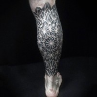 Tatuaje  de mandala enorme divina  en la pierna