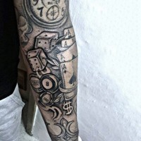 Tatuaje en el antebrazo,
reloj, dados y naipes, tema de póquer