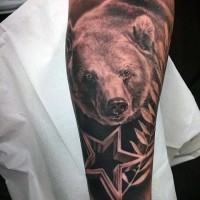 eccezionale nero e bianco realistico orso  con stella tatuaggio su braccio