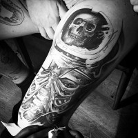 Tatuaje en el muslo,  esqueleto en un traje de astronauta, colores negro y blanco