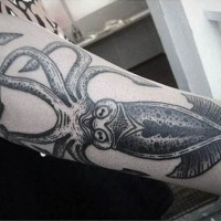 Tatuaje  de calamar divertido negro blanco en el antebrazo