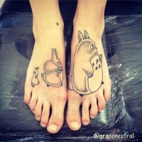 Tatuaje en los pies,
tres personajes bonitos de dibujos animados asiáticos