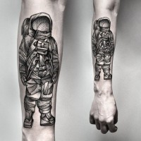 impressionante grigio nero astronauta tatuaggio avambraccio