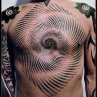 Tatuaje en el pecho, 
espiral grande gris y negro