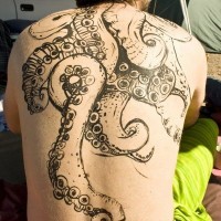 Tatuaje en la espalda, pulpo con tentáculos enormes, tinta negra